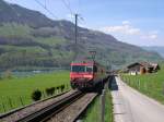 Im Zahnstangenabschnitt zwischen Lungern und Brnig Hasliberg ist am 04.05.2006 die HGe 101 968-6 mit ihrem InterRegio nach Interlaken unterwegs.