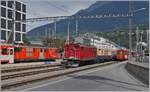 Während der Deh 4/4 54 mit seinem Regionalzug 549 von Andermatt nach Visp Brig verlässt und der Gegenzug nach Fiesch auf die Abfahrt wartet, bildet die historische HGe 4/4 36 mit ihrem Glacier Pullman Express von St. Moritz nach Zermatt einen herrlichen Kontrast.

31. August 2019