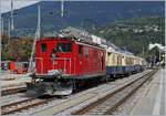 Die HGe 4/4 36 steht mit ihrem Glacier Pullman Express St.Moritz - Zermatt in Brig.