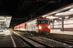 Am Abend des 08.12.2021 steht ZB HGe 4/4 101 965 im Bahnhof von Interlaken Ost als Ersatzzug nach Luzern