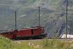 Die FO 36, �ber 80 Jahre alt, zieht am 04.07.2026 den Jubil�umszug, im Rahmen der Feierlichkeiten zu 100 Jahre Furka-Oberalp-Bahn, von Andermatt her zum Oberalppass. Aufgenommen habe ich das Bild kurz vor N�tschen.
Die im Zug verwendeten Wagen geh�ren der DFB.
Jahrzehntelang zogen diese Lokomotiven den langsamsten Schnellzug der Welt, den Glacier-Express. In der langen Zeit wurde daf�r verschiedenstes Wagenmaterial verwendet. Bis zur Einf�hrung der Triebwagen bef�rderten diese Maschinen auch die Personenz�ge.