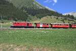 Zum Jubil�um 100 Jahre Furka-Oberalpbahn wurden Fahrten mit der legend�ren Balkonlokomotive und den Dampfloks durchgef�hrt. Die HGe 4/4 wurde wegen der Plattformen mit Gel�nder so genannt.
Ausser den BDeh 2/4 Triebwagen und der Sch�llenenlok HGe 2/2 war so ziemlich alles zu sehen an diesen Tagen.
Hier f�hrt der Sonderzug am 05.07.2026 zwischen Rueras und Dieni Richtung Oberalppass.
