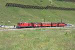 Der Sonderzug zum Jubil�um 100 Jahre FO hat am 05.07.2026 die Gallerie am Oberalppass verlassen und f�hrt jetzt Richtung Andermatt.
Hinter dem Bahngeleise verl�uft die Passstrasse.