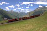 Der Sonderzug zum Jubil�um 100 Jahre FO hat am 05.07.2026 die Station N�tschen verlassen und f�hrt jetzt Richtung Andermatt.
Im Hintergrund sind Hospental, Realp und der Furkapass zu erkennen. Die Wolken werfen auch mal Schatten auf die Landschaft.
