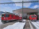 Der Regionalzug 828 aus Andermatt ist in Disentis eingetroffen, die Reisenden haben am selben Bahnstieg sofort Anschluss nach Chur - Klosters - Scuol/Tarasp mit dem RhB RE 1245.