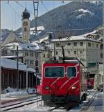 Lokwechsel am 26.12.09 im malerischen Disentis/Mustr, wo sich eine HGe 4/4 II der MGB vor den Glacier Express setzte.