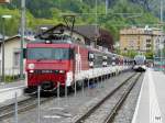 zb - Bahnhof Meiringen mit der HGe 4/4 101 965-2 vor dem Schnellzug nach Luzern und ein Triebwagen ABe 130 ... als Regio nach Interlaken Ost am 08.05.2012