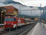 Die HGe 4/4 101 963-7 der zb (Zentralbahn) bernimmt am 29.09.2012, morgens in Meiringen nun den RegioExpress GoldenPass Panoramic. 
Den der zahnlose Gepcktriebwagen De 110 021-3 (ex De 4/4 121, ex Deh 4/6 905)von Interlaken Ost nach hier gezogen hat. 
Grund ist von Meiringen geht es teilweise mit Zahnstange (System Riggenbach) ber den Brnigpass (bis zu 13 %) und die HGe 4/4 101 ist eine schmalspurige gemischte Zahnrad- und Adhsions-Lokomotive, und da Meiringen ein Kopfbahnhof ist, ergibt sich auch kein grosser Mehraufwand durch den Lokwechsel. 
Techn.Daten der HGe 4/4 101: 
Die Dauerleistung betrgt 1.875 kW, die Hchstgeschwindigkeit betrgt bei Adhsion 100 km/h mit Zahnrad 40 km/h, das Zahnradsystem ist Riggenbach, die Lok wiegt 63 t und hat eine Lnge von 14,8 m ber Puffer..