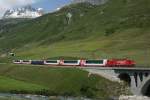 HGe 4/4 II 4 berquert am 13.07.2013 mit dem Glacier-Express 902 die Furkareuss bei Hospental.
