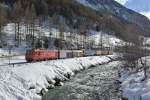 Gegenlichtaufnahme der HGe 4/4 II Nr. 5 mit Güterzug Zermatt-Visp bei Täsch, 31.01.2014.