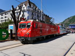 MGB - Glacier Express bei der ausfahrt aus dem Bahnhof Brig an der Spitze die Lok HGe 4/4 3  in Brig am 16.07.2016