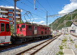 Die HGe 4/4 I - 32 der Matterhorn-Gotthard-Bahn (MGB), ex FO 32, zieht am 20.06.2016 den Stadler Niederflurgelenksteuerwagen ABt 2134 (passent zu den Stadler KOMETen) in Brig vom Bahnhof zum Depot.