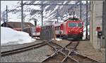 Ein Zug mit einer HGe 4/4 II in Warteposition in Andermatt.
