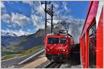 Kreuzung in Nätschen mit Glacier Express PE904 mit einer Hge 4/4.