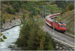 Ein MGB HGe 4/4 II mit einem Regionalzug nach Zermatt kurz vor Neubrück.
