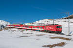 Mit dem Regionalzug von Disentis nach Andermatt hat die HGe 4/4 II mit der Nummer 2 soeben den Bahnhof Nätschen verlassen und rollt den Berg nach Andermatt hinunter.
