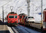 Der Regionalzug von Disentis nach Andermatt fährt in die Station Nätschen (1825 müM) ein, rechts wartet der Autozug von Andermatt nach Sedrun die Einfahrt des Regionalzuges ab.