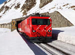 Der Regionalzug von Andermatt nach Disentis verlässt den Galerietunnel kurz vor der Station Oberalppass (2033 müM).