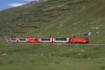 Der Glacier-Express wird als langsamster Schnellzug der Welt bezeichnet. Heutzutage wird er mit modernen Panoramawagen f�r touristische Zwecke betrieben.
Hier habe ich am 05.07.2026 eine Komposition kurz vor dem Oberalppass aufgenommen. Am Hang sind Lawinenverbauungen zu erkennen. Diese Bauten machten es m�glich, auch im Winter von Andermatt nach Disentis zu fahren.