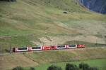 Am 05.07.2026, der Glacier Express hat Realp Richtung St. Moritz verlassen und durchquert die Wiesen im Urserental.