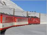 Kurz vor Erreichen der Oberalppassh�he begegnet die HGe 4/4 102 ein paar Snowboardern.