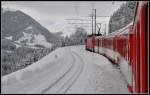 R827 mit HGe 4/4 II 101 in Momp� Tujetsch.