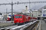 Die HGe 4/4 II 105 der Matterhorn-Gotthard-Bahn fährt am 02.04.2022 mit einem RE in Disentis ein