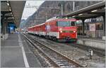 Eher ungewohnt, aber sehr erfreulich steht die Zentralbahn HGe 4/4 II 101 964-5 mit einer passenden Komposition als Regionalzug nach Meiringen in Interlaken Ost und ersetzt so einen der sonst hier