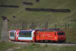 Der Glacier Express ist heutzutage ein moderner Luxuszug f�r den touristischen Verkehr. Wobei die Lok auch schon vierzige Jahre alt ist. Die Komposition erklimmt am 05.07.2026 die Steigung zum Oberalppass.