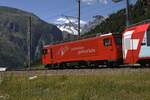 Am 05.07.2026 zieht diese Maschine den Glacier Express bei N�tschen Richtung Andermatt. Im Hintergrund sind Gletscher im G�scheneralptal zu sehen. Der Zug ist nach den Gletschern (Glacier) benannt.