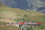 Am 04.07.2026 bef�hrt der Glacier Express die Br�cke �ber die Furkarreuss zwischen Realp und Hospental. Im Hintergrund ist die kurvenreiche Strecke zwischen Andermatt und dem Oberalppass samt einem Zug zu erkennen. 