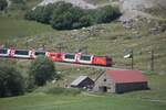 Am 04.07.2026, der Glacier Express hat Realp verlassen und f�hrt durch Wiesen und  St�llen vorbei Richtung Hospental.