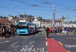 Seebrücke der Stadt Luzern während der Fasnacht am Güdismontag in den Jahren 2012 und 2021.
Verkehrsbetriebe Luzern/VBL.
Trotz der Covid-19-Pandemie besuchte ich die Stadt Luzern, eine der beliebtesten Fasnachts- Hochburgen der Schweiz, wie gewohnt auch am Güdismontag des 15. Februar 2021.
Dabei erlebte ich einen sehr traurigen Anblick. Von den einst unzähligen Fasnächtlern war ich fast alleine übrig geblieben.
Die Aufnahmen der VBL Trolley-Busse sind in beiden Jahren zur selben Zeit und am selben Fotostandort entstanden.
Da der Trolley-Busbetrieb in der Schweiz dem Eisenbahngesetz unterstellt ist, habe ich diese unterschiedlichen Bilder unter den Bahnen eingestellt.
In Luzern verkehrte übrigens die Strassenbahn von 1899 bis 1961.
Foto: Walter Ruetsch 