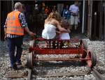 Zwei junge Damen im Depot Brugg. Draisine fahren macht halt Spaß. Mai 2015.