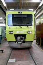 Frontansicht der NINA RABe 525 010 mit Login Vollwerbung am 17.5.25 in der Werkstatt Oberburg.