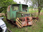 Ob diese kleine Rangierlok, hier im Grünen neben dem Autoparkplatz abgestellt, je wieder einmal fährt? Etzwilen, 27.4.2025