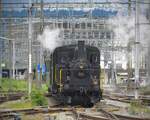 Die E 3/3 8512 des Vereins Dampfgruppe Zürich (VDZ) als Zugslok des Shuttlezugs vom Bahnhof Brugg zum Bahnpark Brugg auf Gleis D15. Das „Tigerli“ hat den BLS F 948, den EW I B 746 (50 85 20-35 746-5) sowie zum Schluss die Dampflok SLM E 2/2 1 am Haken.

Aufgenommen beim Gleis D15 im Bahnpark Brugg – 07.06.2025