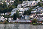 S2 Richtung Ziegelbrücke fährt zwischen Richterswil und Bäch dem Zürichsee entlang.