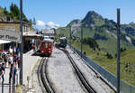 In der Bergstation Schynige Platte stehen meist mehrere Z�ge, die kurzfristig zus�tzlich je nach Passagieraufkommen f�r die Talfahrt nach Wilderswil eingesetzt werden.