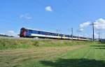 Streetparade Ersatzverkehr 2013: BDt EWI 50 85 82-3 986-9 an der Sptitze eines EWI KlB Pendels als Ersatz RE 3220 bei Hindelbank, 10.08.2013.