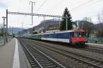 Der BDt EWII 50 85 82-33 923-2 an der Spitze des Ersatz IR 1824 beim Zwischenhalt in Sissach.