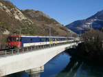 Dispozug fr den IR 1726 von Brig nach Genf Flughafen, beim berqueren der Rhonebrcke am 18.2.17 in Leuk.