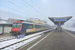 Domino Ersatz im Jura: NPZ RBDe 562 mit dem Bt 50 85 29-35 950-9 beim Wenden als R 5239/5242 in Sonceboz-Sombeval, 21.12.2012.