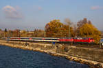 218 452-1 463-8 und em EuroCity EC 194 bei der Einfahrt auf dem Bahndamm Lindau.