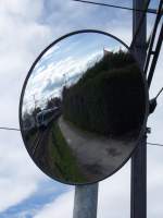 Das etwas andere, „indirekte“ Bahnbild. Spiegelbild von S8 23846, Rorschach - Romanshorn, bei Egnach am 27.03.2010. Der Spiegel steht am Bodenseewanderweg und sichert an einer Hofausfahrt den „Blick um die (H)Ecke“.