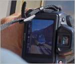 Blick über die Schulter eines Fotografen, während das Motiv langsam einfährt.