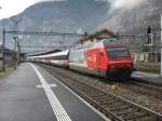 Re 460 036 mit dem Extrazug Snow Train, Brig-Geneve-Aeroport, bei Durchfahrt in St-Maurice, 19.03.2011.