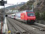 Re 460 036 mit dem Extrazug Snow Train, Geneve-Aeroport-Brig, bei Einfahrt in Leuk, 19.03.2011.