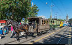 Tramparade in Zürich am 21. Mai 2017 zum 10-Jahre-Jubiläum des Tram-Museum Burgwies und zum 50-Jahre-Jubiläum des Vereins Tram-Museum.<br>
Das Rösslitram wurde extra aus dem Verkehrshaus geholt und führt hier am Limmatquai die Parade an. Dabei handelt es sich allerdings um einen Nachbau, das originale Zürcher Rösslitram fuhr zwischen 1882 und 1900 auf Normalspur.