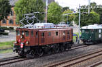 Ein 100jähriger Oldie (darum der spezielle Schmuck an der Stirnseite): Ae 3/6 II 10439 zeigt sich anlässlich '150 Jahre Zürichseebahn' in Richterswil der Bevölkerung.